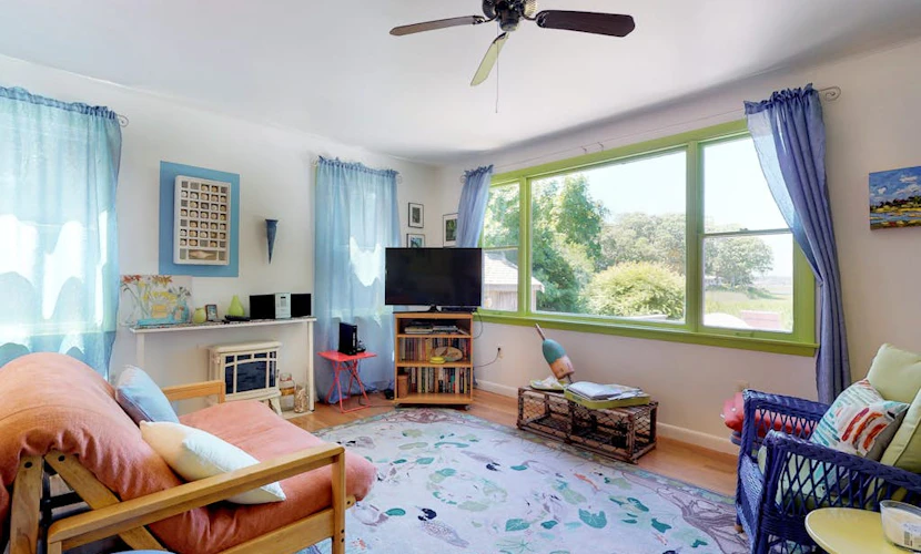 Lakefront Cottage with a Deck, Free WiFi, Gas Grill - Close to Ferries & Beaches