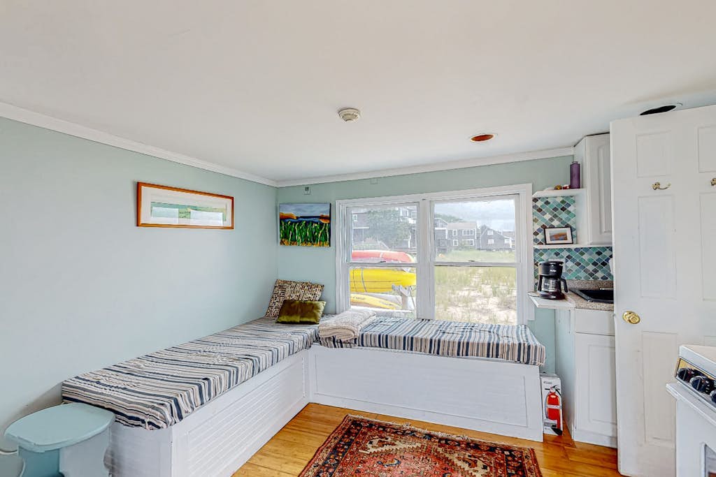 Bayfront condo in great location with deck, cable, kitchenette, water views