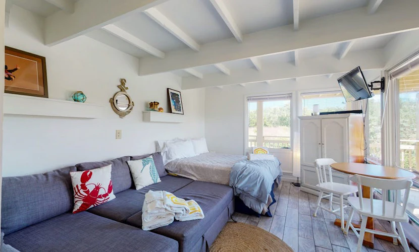 Cozy waterfront studio w/direct beach access - close to town