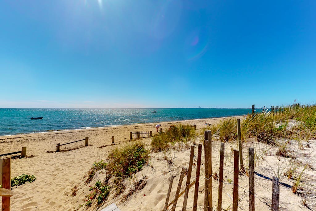 Cozy waterfront studio w/direct beach access - close to town