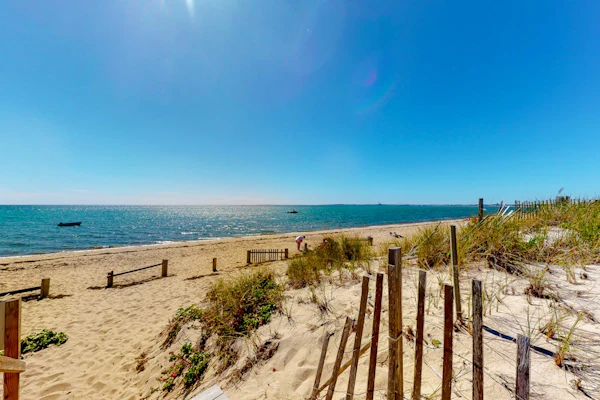 Cozy waterfront studio w/direct beach access - close to town
