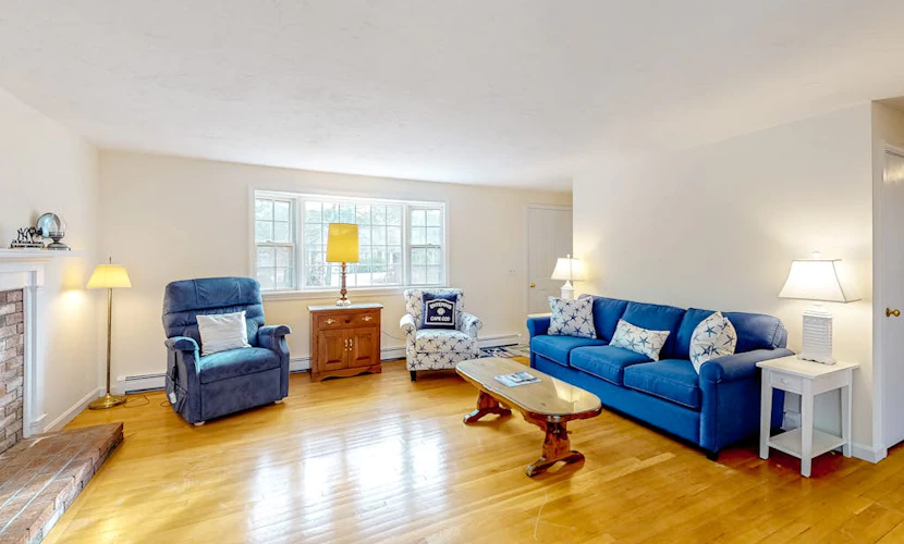 Friendly retreat with a deck, AC, and board games - stellar central location