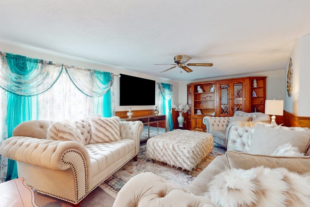 Traditional coastal home with large yard, gazebo, grill, smart TVs, washer/dryer