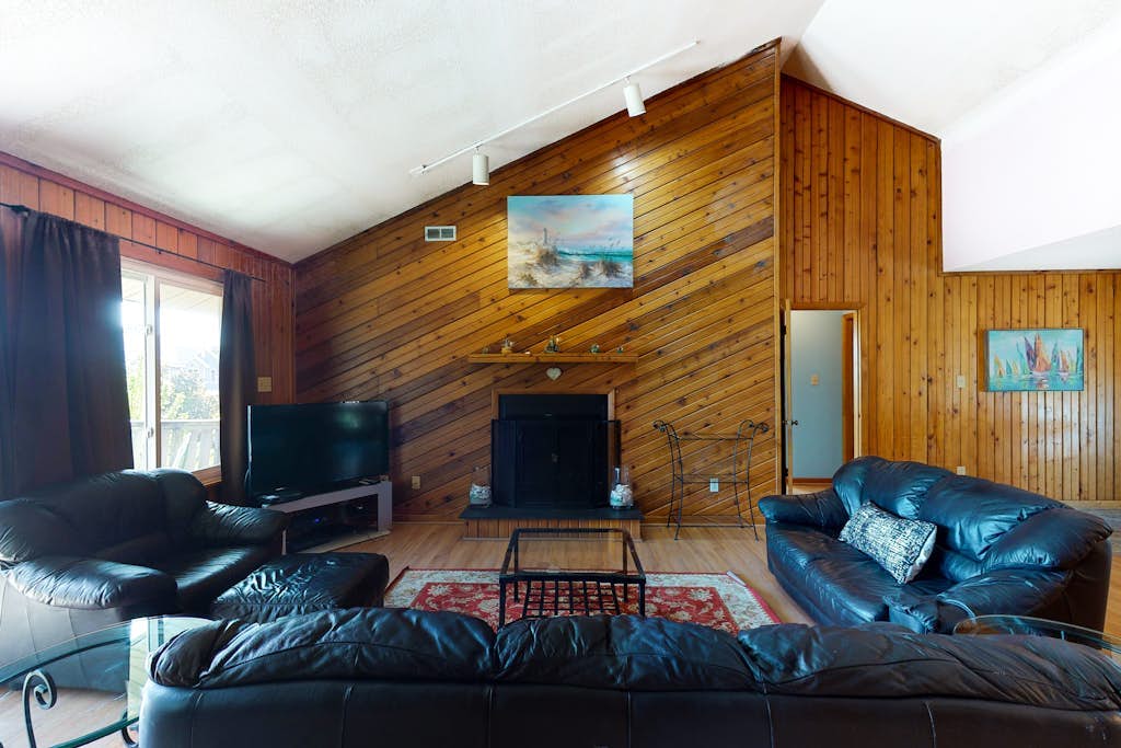 Wonderful dog-friendly home w/deck, W/D, large backyard, & A/C