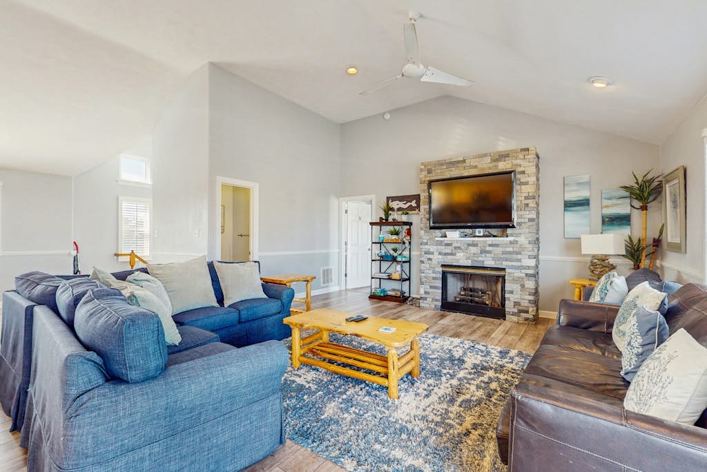 Dog-friendly home with pool, hot tub, lazy river, splash pad, & game room