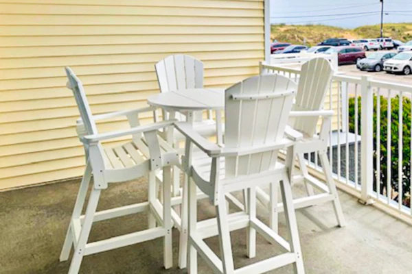 Southside condo with ocean view, easy beach access, fast WiFi & on-site pool/gym