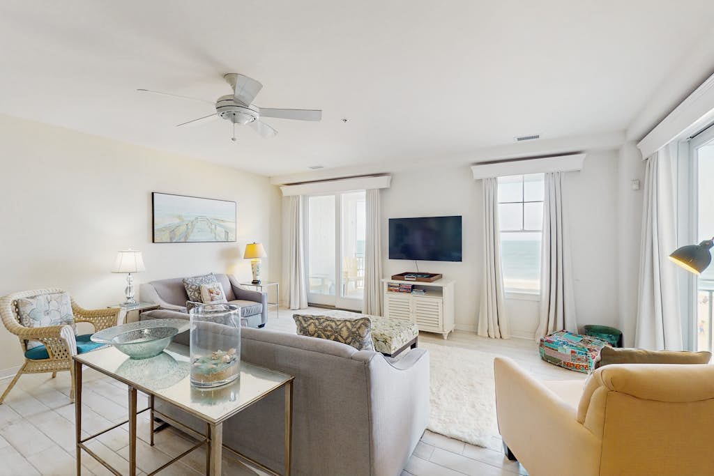 Beachfront condo with magnificent views, balcony, pools & gym