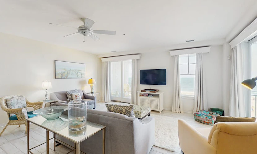 Beachfront condo with magnificent views, balcony, pools & gym