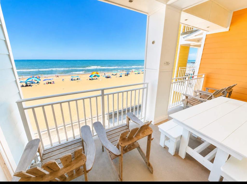 Beachfront condo with magnificent views, balcony, pools & gym
