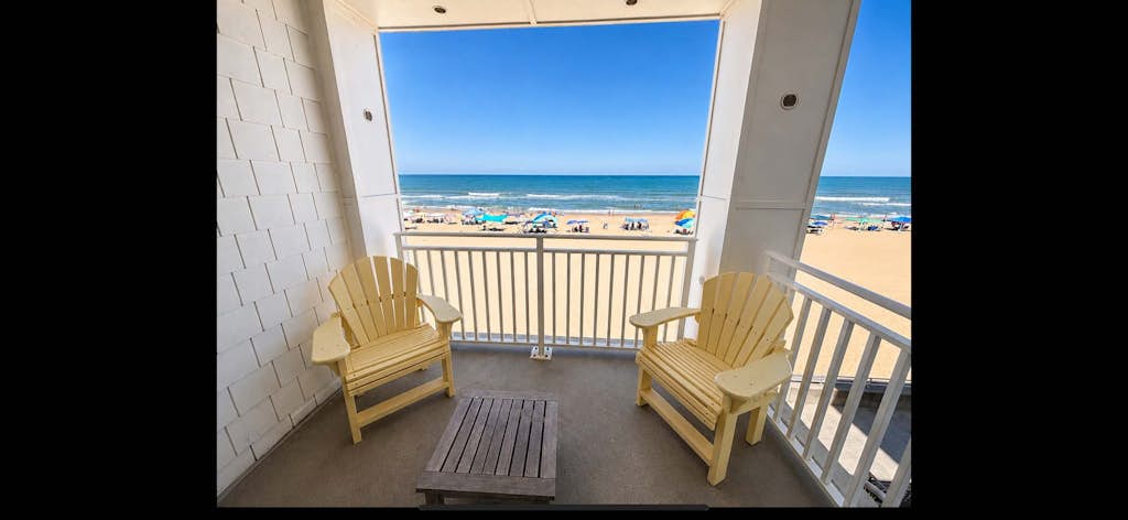 Beachfront condo with magnificent views, balcony, pools & gym