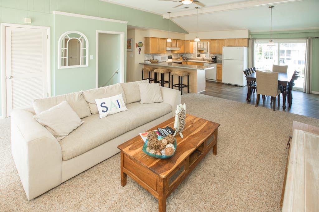 Canal-front home w/private pool, hot tub, fishing dock, walk to the beach,2 dogs