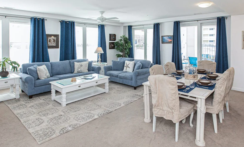 1st-floor condo with balcony, W/D, outdoor pool, gym & grills