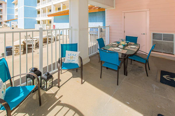 1st-floor condo with balcony, W/D, outdoor pool, gym & grills