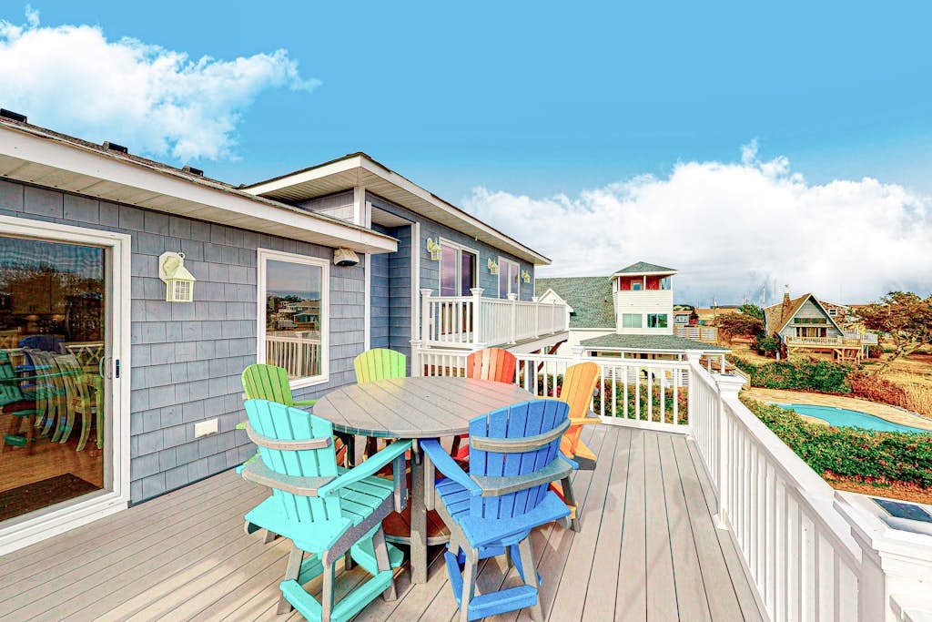 Fully-equipped canal-front home w/private outdoor pool, bay, dock, and views