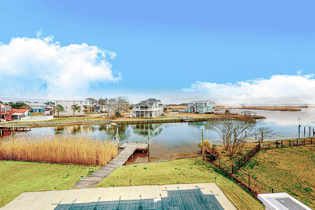 Fully-equipped canal-front home w/private outdoor pool, bay, dock, and views
