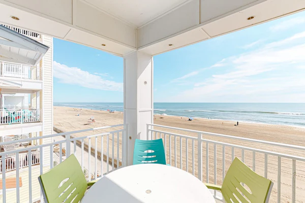 Beachfront condo with balcony, W/D, 3 outdoor pools, gym & AC