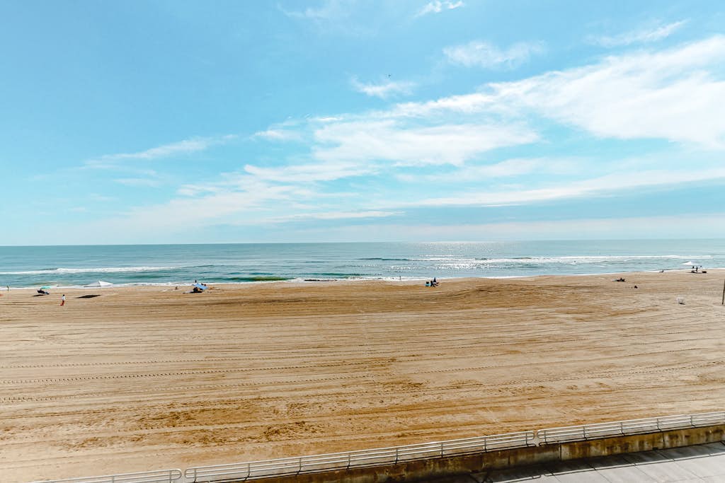 Beachfront condo with balcony, W/D, 3 outdoor pools, gym & AC