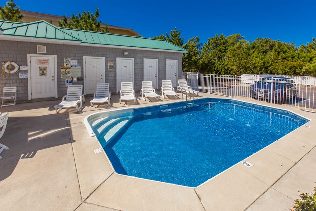 1st-floor condo 1 block from the beach w/private washer & dryer & shared pool