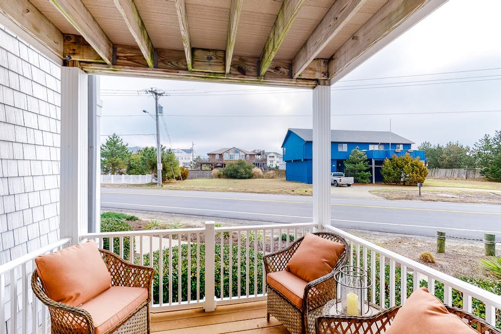1st-floor condo 1 block from the beach w/private washer & dryer & shared pool