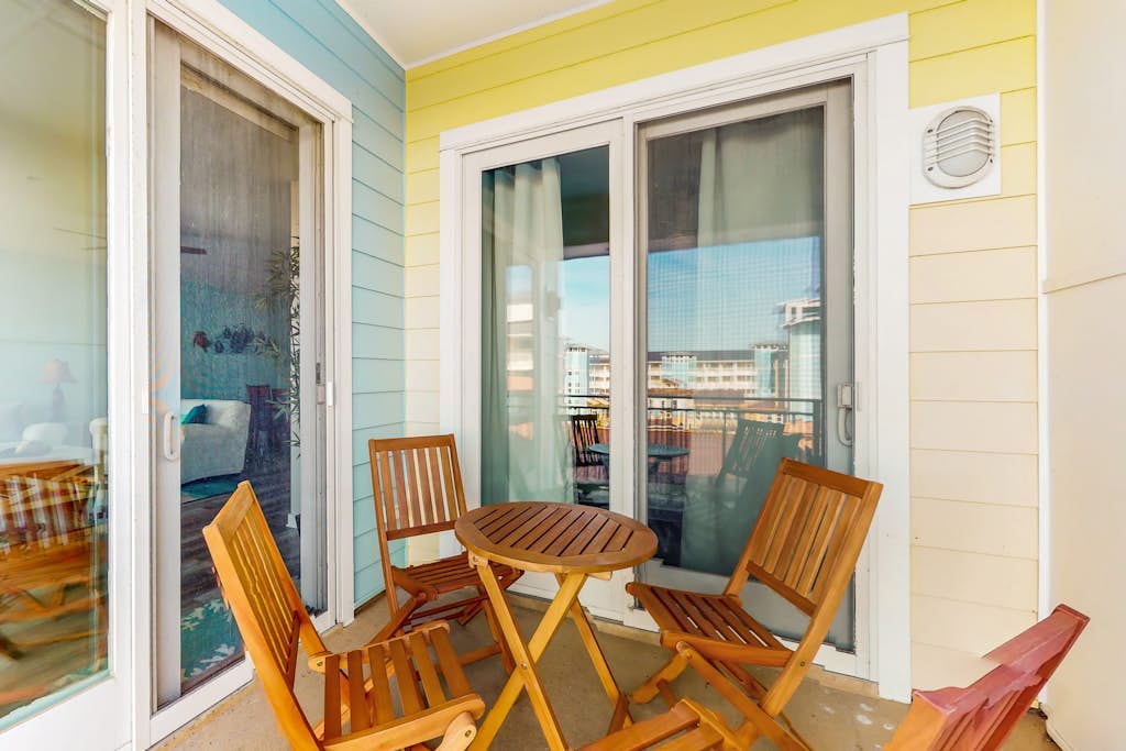 Sunlit single-level condo with pool, washer/dryer, central AC, & balcony