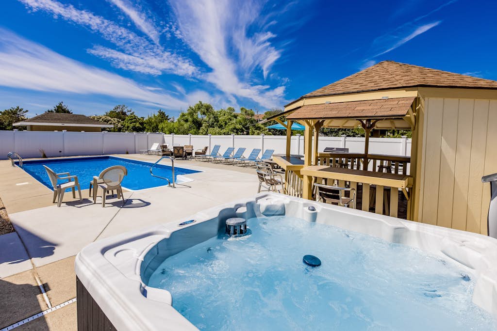 Lovely, contemporary home w/private pool/hot tub, easy beach access, central AC
