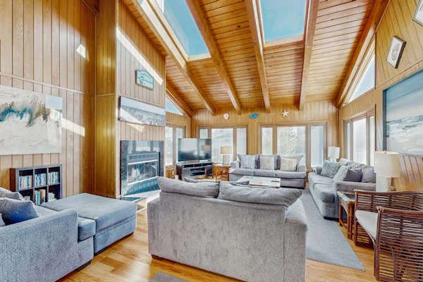 Lovely, contemporary home w/private pool/hot tub, easy beach access, central AC