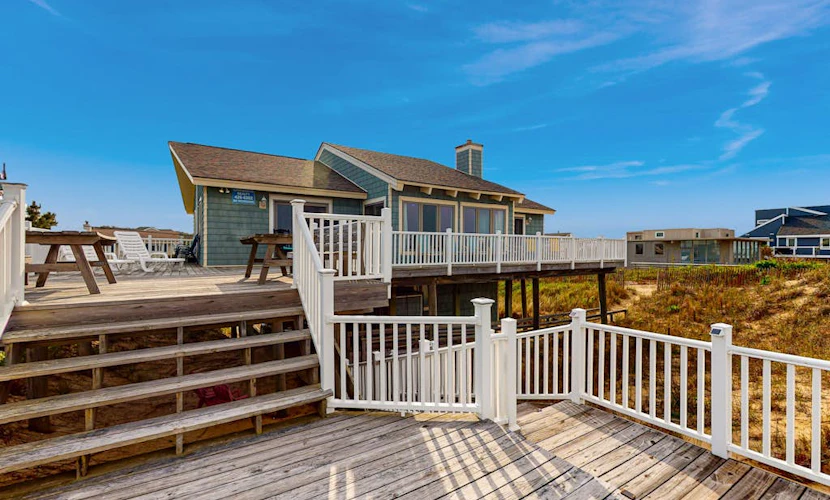 Oceanfront home w/ocean views, WiFi, central AC, balcony, deck, washer/dryer