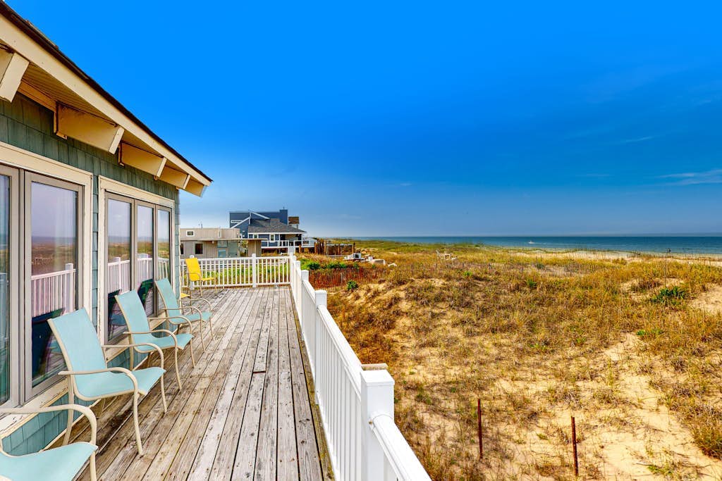 Oceanfront home w/ocean views, WiFi, central AC, balcony, deck, washer/dryer