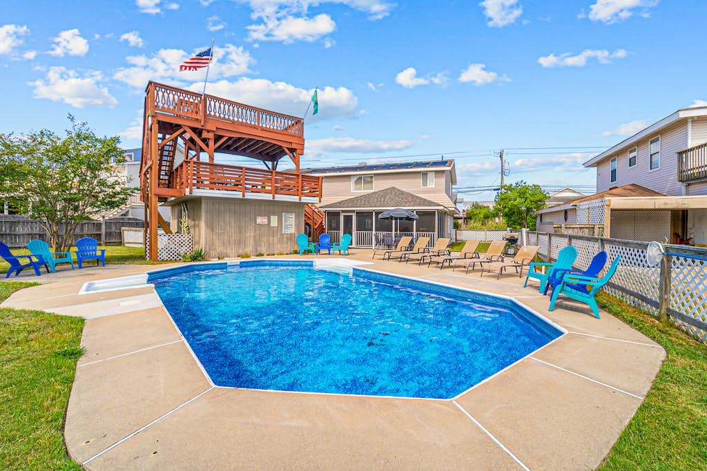 Gather, Relax, Repeat: 6BR Beach Haven w/Private Pool, Central AC walk to beach!