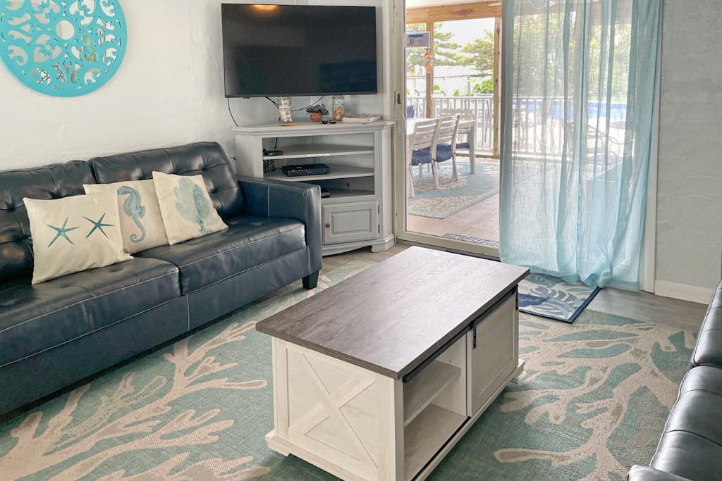 Gather, Relax, Repeat: 6BR Beach Haven w/Private Pool, Central AC walk to beach!
