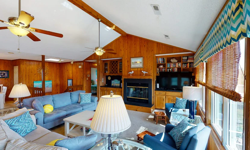 Oceanside retreat with private tennis/pickleball court, easy beach access & AC
