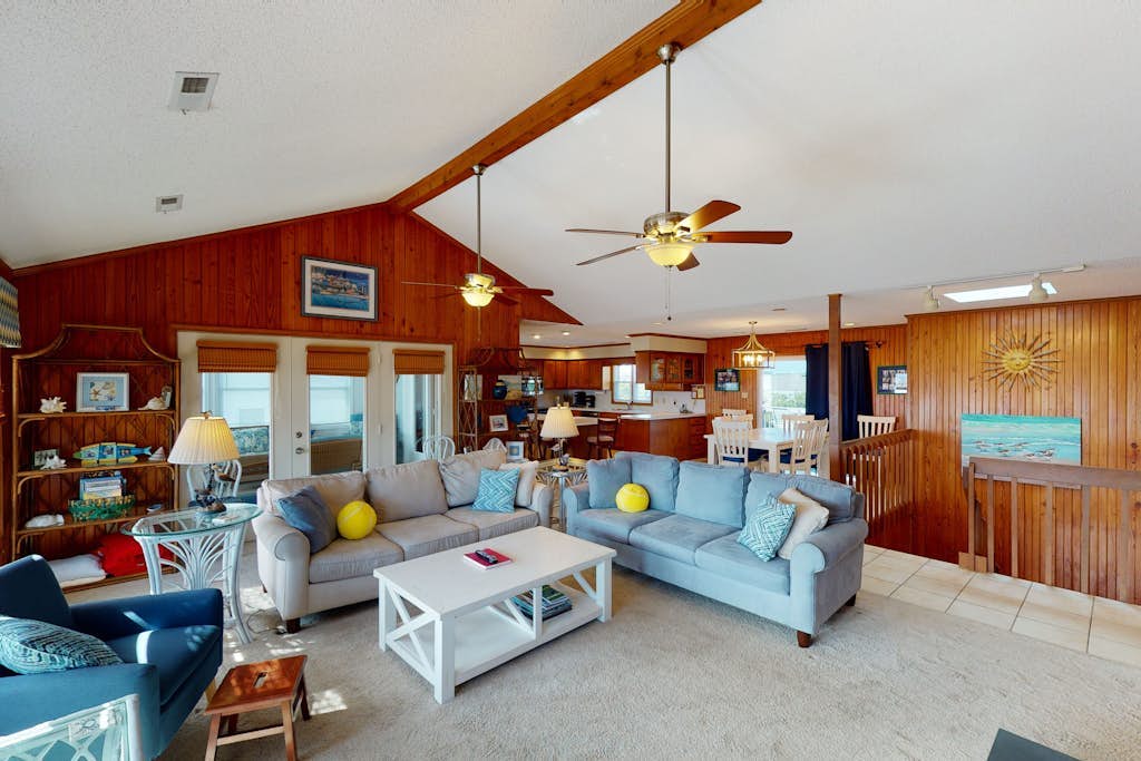 Oceanside retreat with private tennis/pickleball court, easy beach access & AC