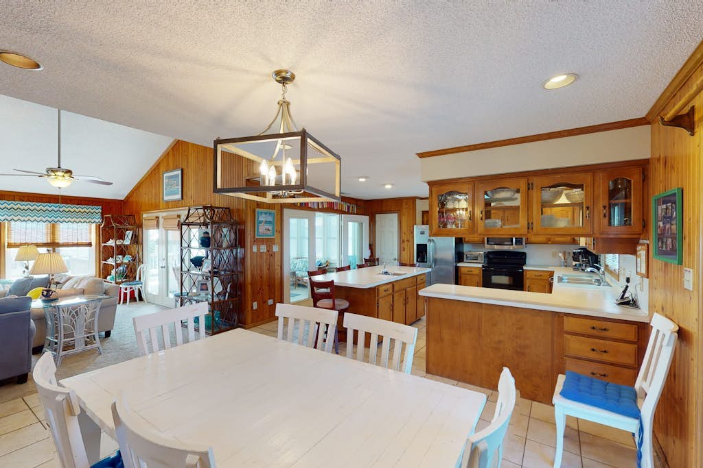 Oceanside retreat with private tennis/pickleball court, easy beach access & AC