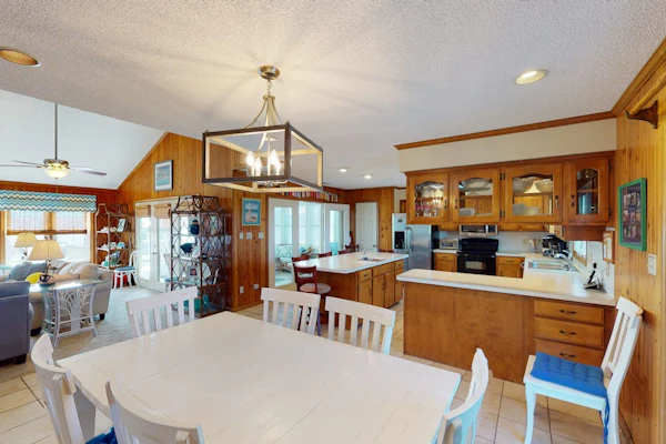 Oceanside retreat with private tennis/pickleball court, easy beach access & AC