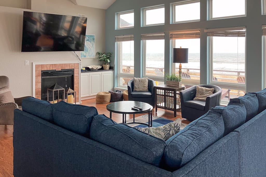 Inviting oceanfront home with amazing views, private pool & deck