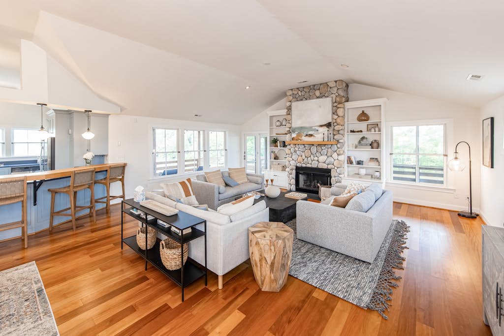 Bay-front home with water views, 2 decks, fireplace, AC, & W/D - walk to beach