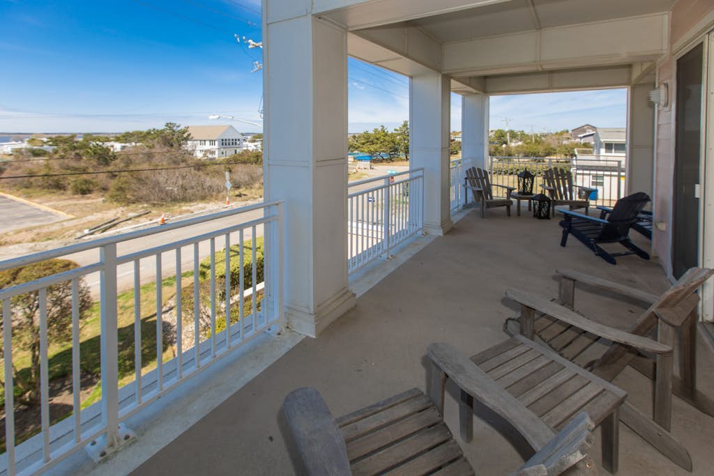 Bayside corner condo with W/D, incredible views, outdoor pool & gym