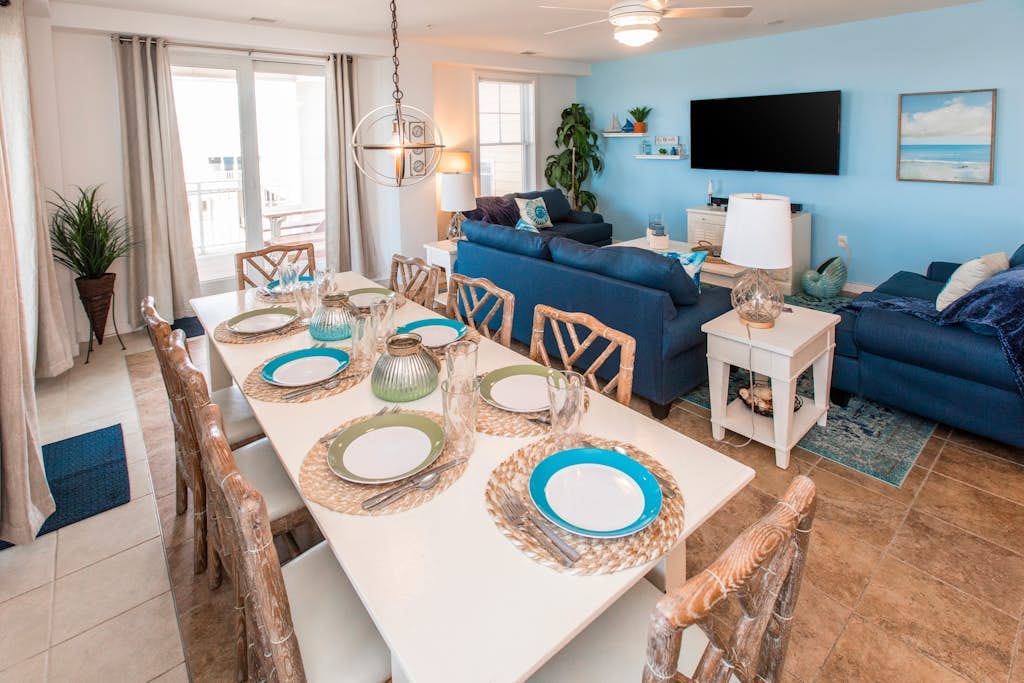 Bayside corner condo with W/D, incredible views, outdoor pool & gym
