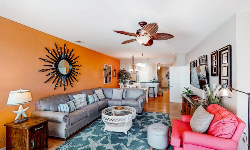Luxury south-side condo with great views of the Atlantic/Back Bay, pools, & gym