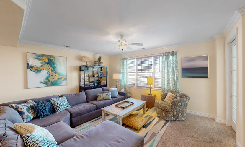 Newly renovated condo in oceanfront building with pool & outdoor showers