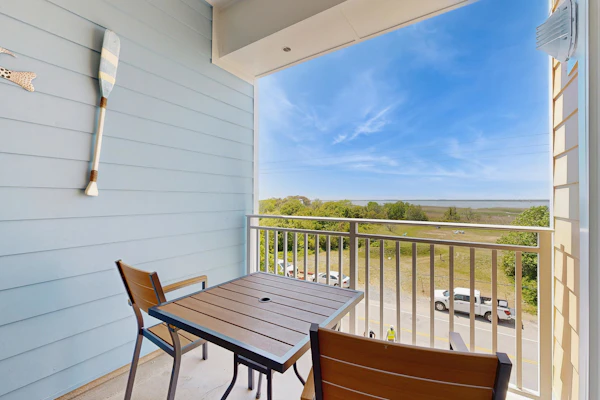 Stunning bay-view condo with Free Wifi, grills, pool, gym & balcony