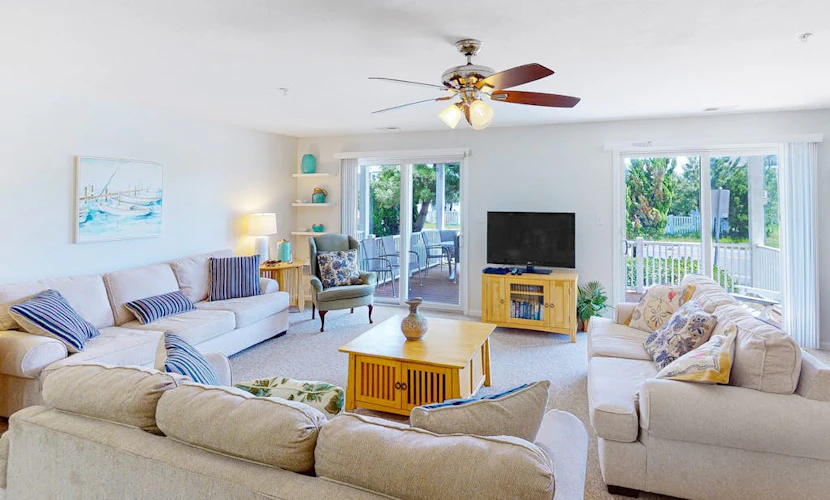 1st-floor Seaside condo 1 block from beach with pool & private deck