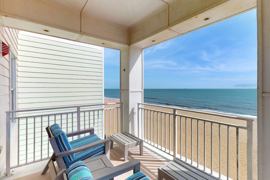 Oceanfront corner condo with amazing balcony views, outdoor pool & gym