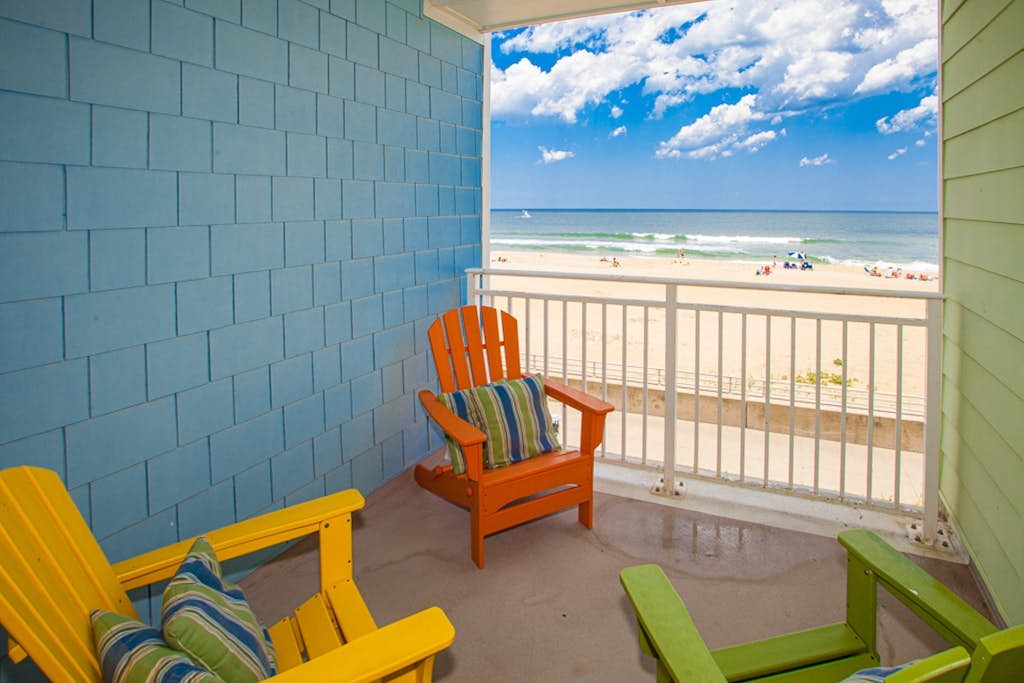 1st-floor beachfront condo with ocean-view balcony, grill, outdoor pool, & gym