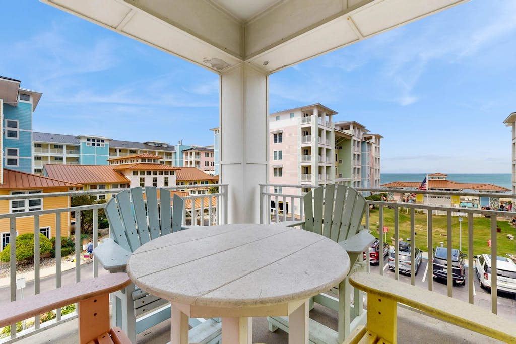 Ocean-view condo with balcony, W/D, 3 pools, fitness center & AC