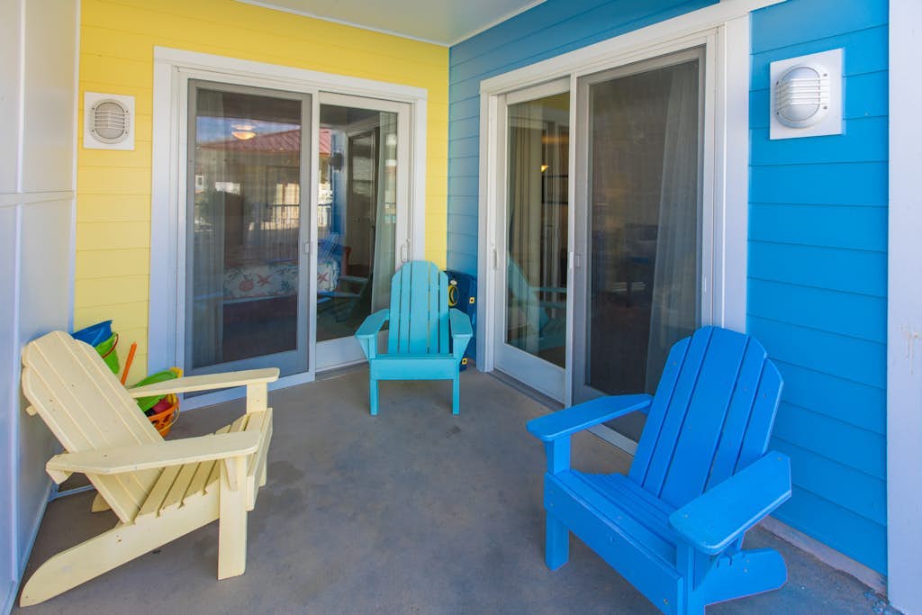 Courtyard condo near the ocean with W/D, outdoor pool & gym
