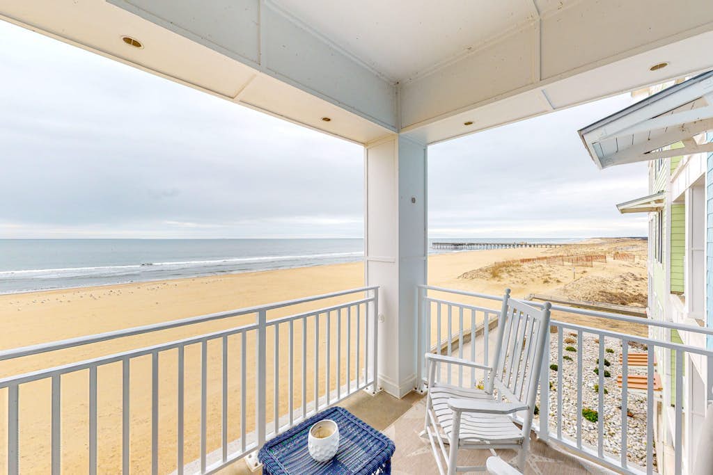 Inviting & well-equipped beachfront condo with balcony, 3 pools, gym & AC