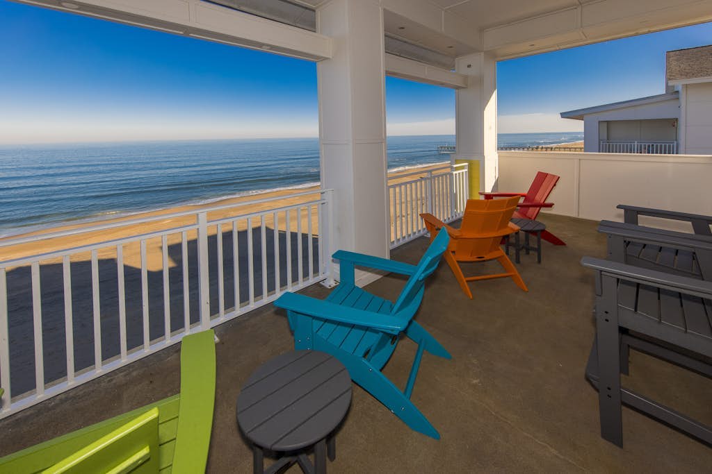 Oceanfront penthouse with amazing views, fast WiFi, 3 pools & 2 gyms