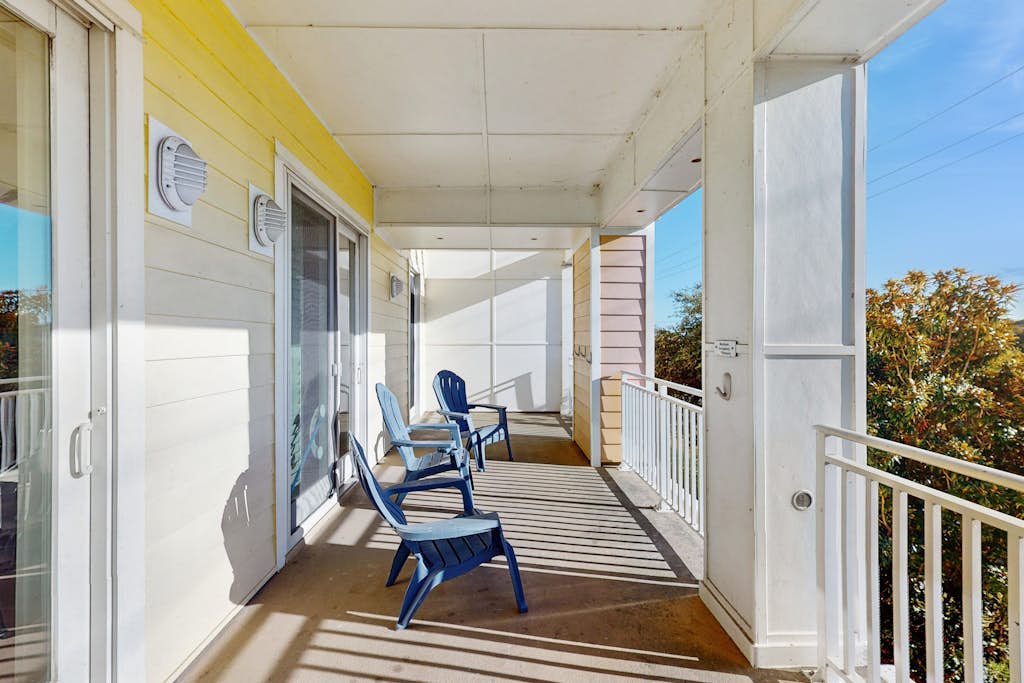 Bayside condo off the pool with amazing sunset view & gym