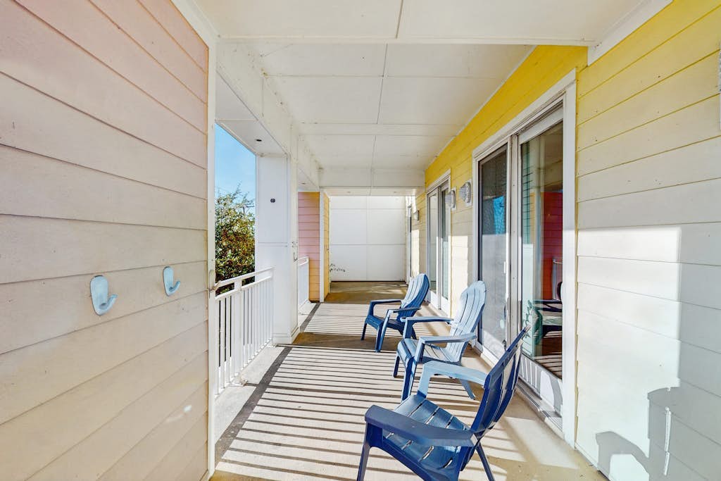 Bayside condo off the pool with amazing sunset view & gym